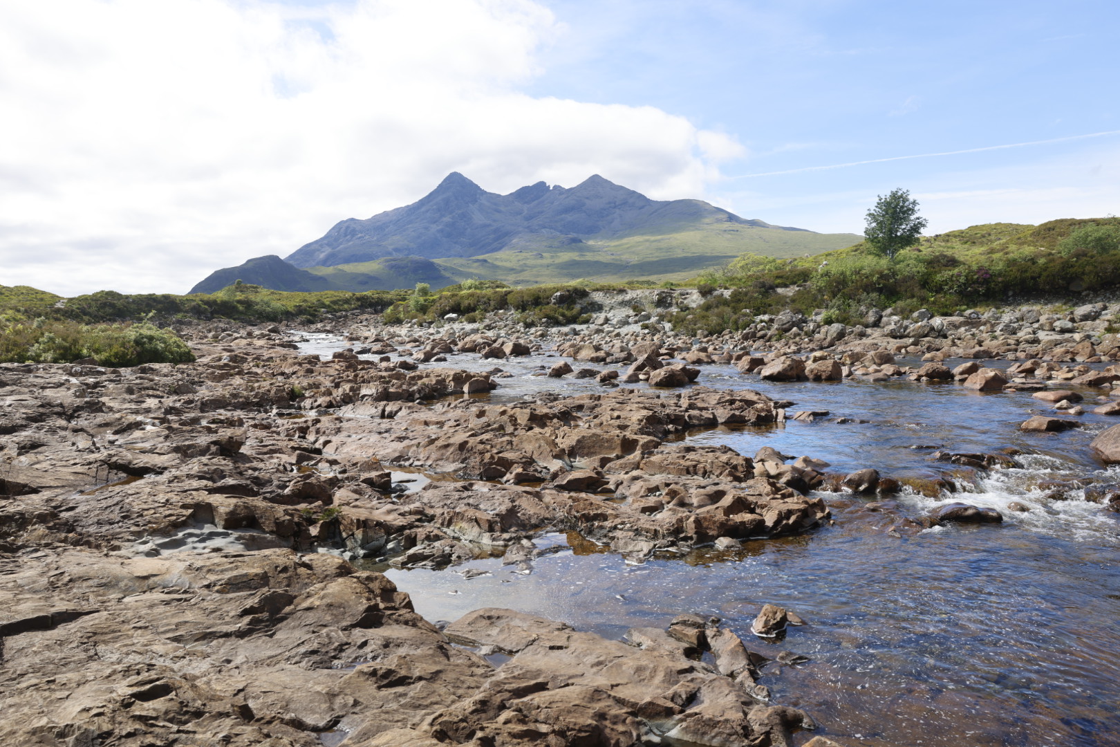 26.06.2024 – Sligachan Old Bridge – Torrin Pools – Kirche Kilchrist – Torabhaig Distillery