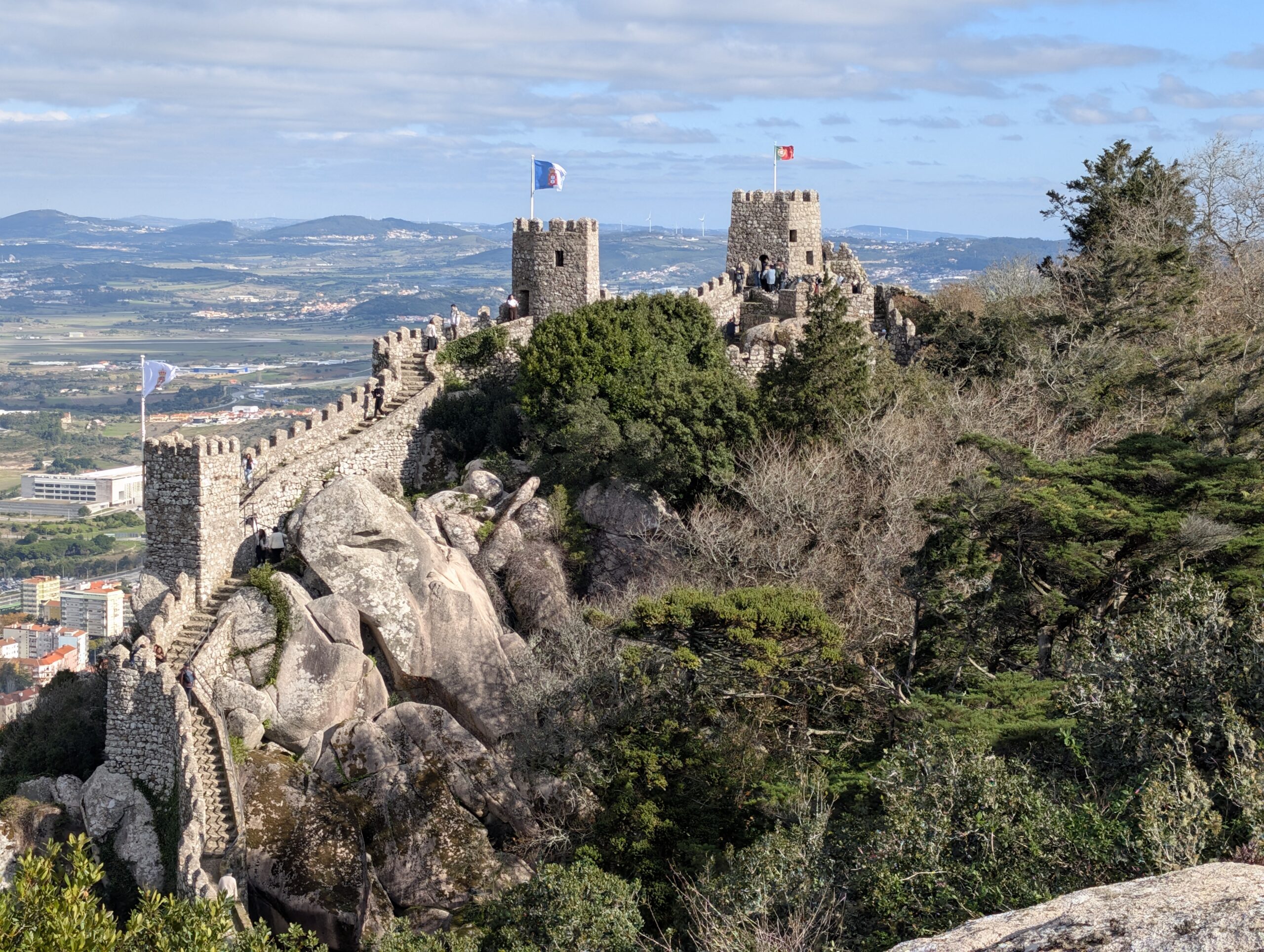 28.11.2025 – Sintra (Castelo dos Mouros), Lissabon (Kloster des Heiligen Peter von Alcântara, Kirche des Heiligen Rochus)